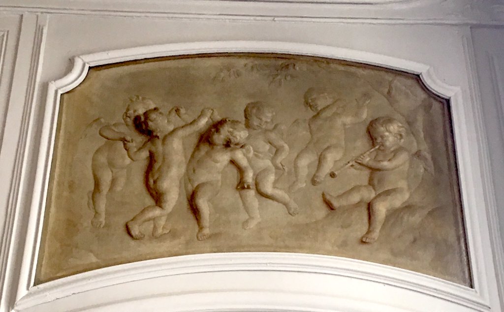 Antichambre grisaille avec putti P-A Sauvage.jpg